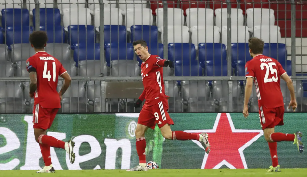 Penyerang Bayern Munchen, Robert Lewandowski, melakukan selebrasi usai mencetak gol ke gawang RB Salzburg pada laga lanjutan Grup A Liga Champions di Allianz Arena, Kamis (26/11/2020) dini hari WIB. Bayern Munchen menang 3-1 atas RB Salzburg. (AP Photo/Matthias Schrader)