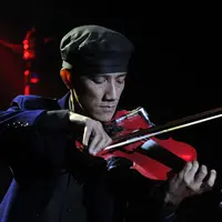 Pemain biola, Hendri Lamiri saat tampil memeriahkan Panggung Kemenangan D Academy 3 di Studio 5 Indosiar, Jakarta, (27/8). Panggung Kemenangan D Academy 3 mempertemukanfinalis asal Majene, Ical dan Weni dari Pontianak. (Liputan6.com/Helmi Fithriansyah)