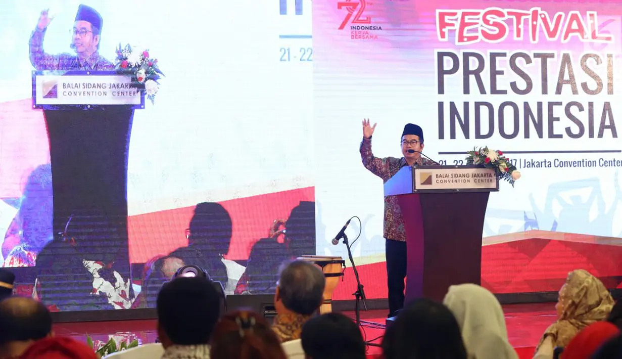 Kepala UKP Pancasila Yudi Latif saat memberikan sambutan pada Festival Prestasi Indonesia yang diselenggarakan Unit Kerja Presiden Pembinaan Ideologi Pancasila di JCC, Jakarta, Senin (21/8). (Liputan6.com/Johan Tallo)