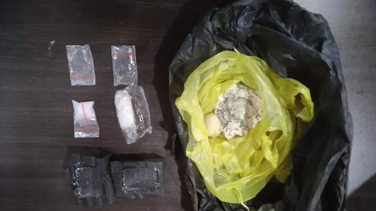 Barang bukti narkotika jenis sabu yang diselipkan ke sendal untuk dimasukkan ke Rutan Siak.