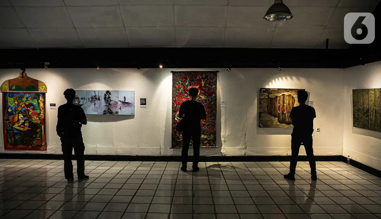 Pengunjung mengamati lukisan yang ditampilkan dalam pameran bertajuk "Hai, Kamu!" di Balai Budaya, Jakarta, Kamis (4/11/2021). Pameran untuk mengenang penyair WS Rendra (1935-2009) ini menampilkan 19 karya dari 15 pelukis yang terinspirasi dari karya puisi WS Rendra. (Liputan6.com/Faizal Fanani)