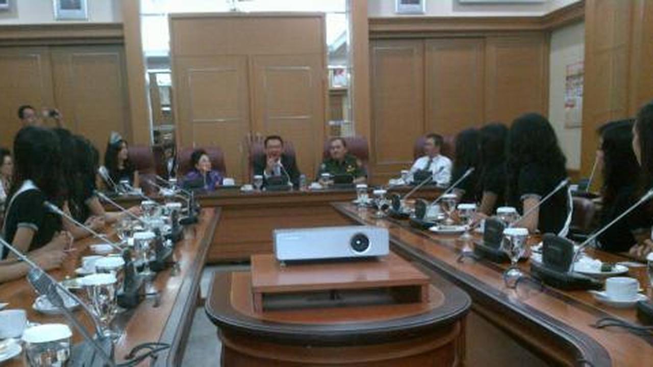 Ahok tiba-tiba kedatangan 38 wanita cantik