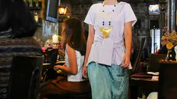Model membawakan kain tenun koleksi terbaru SRI Indonesia saat fashion show, Jakarta, Selasa (17/5). Sri Indonesia menggelar acara trunk show dan lelang baju untuk disumbangkan pada pengrajin tenun dari Garut. (Liputan6.com/Yoppy Renato)