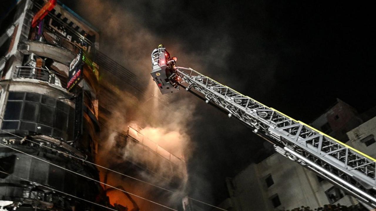 Peristiwa kebakaran dahsyat terjadi pada gedung 7 lantai di sebuah kawasan elit di Dhaka, Bangladesh, Kamis (29/2/2024). Akibatnya, sebanyak 43 orang tewas dalam kebakaran dahsyat tersebut, sedangkan puluhan orang lainnya terluka. Munir Uz Zaman/AFP