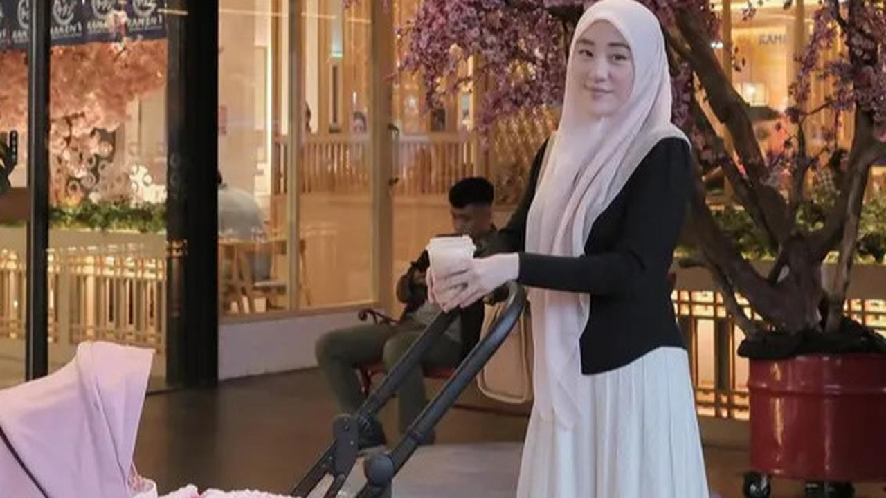 6 Gaya Busana Larissa Chou saat Mengasuh Anak Kedua, Tetap Stylish dan Elegan