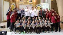 <p>Timnas futsal Putri berfoto dengan Menpora Dito Ariotedjo saat acara audiensi yang berlangsung di Kemenpora, Senayan, Jakarta, Selasa (12/11/2024) WIB. (Bola.com/Bagaskara Lazuardi)</p>