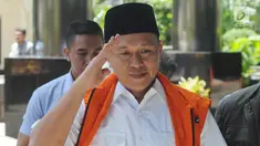 Bupati Lampung Tengah Mustafa memakai rompi tahanan tiba di gedung KPK, Jakarta, Kamis (15/3). Mustafa diperiksa sebagai tersangka terkait kasus dugaan suap untuk pinjaman daerah pada APBD Lampung Tengah 2018. (Merdeka.com/Dwi Narwoko)