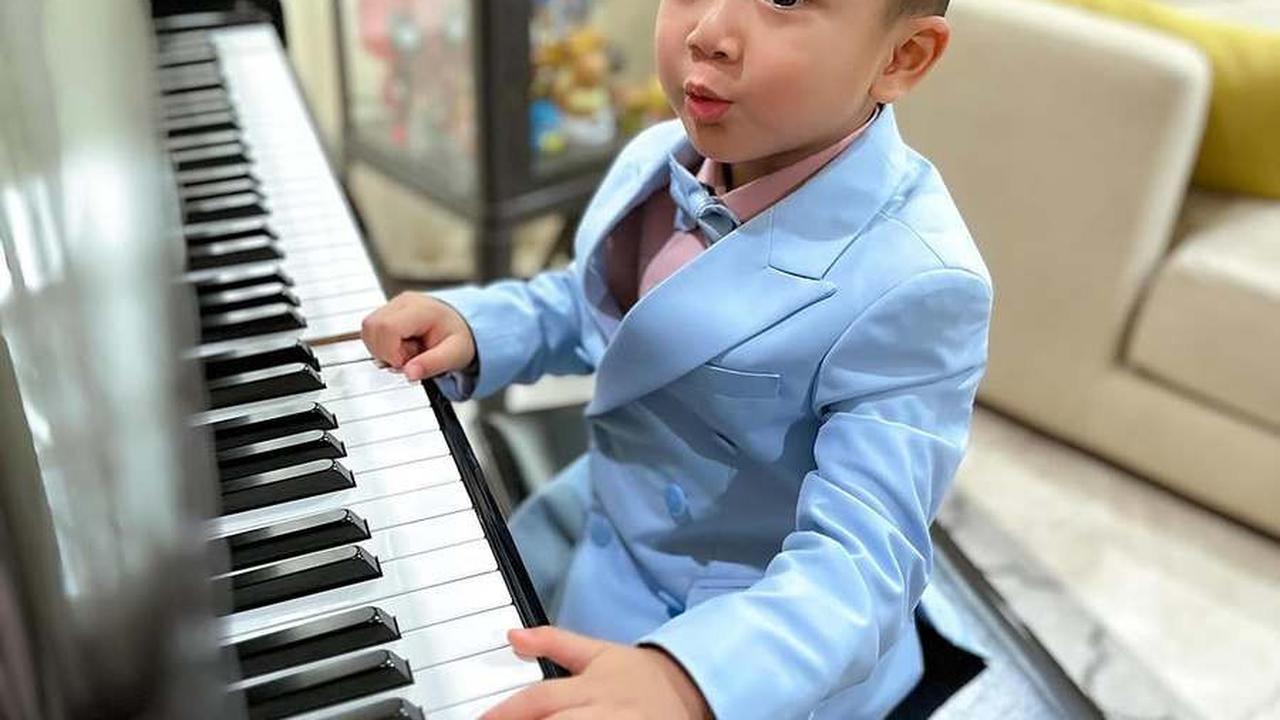 7 Potret Gaya Imut Rayyanza Main Piano Pake Jas Biru, Netizen: Ada Aja Gebrakannya Raffi Kemasan Sachet