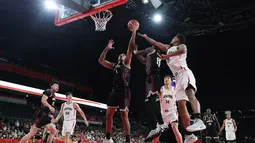 Pemain Timnas basket putra Indonesia (hitam) berusaha mencetak skor saat menghadapi Jepang dalam pertandingan Grup A Asian Games 2026 di Aichi International Arena, Nagoya, Jepang, Kamis (10/9/2026). Indonesia kalah 53-98 dari Jepang, salah satu dari tiga kekalahan di fase grup yang membuat langkah Timnas Basket Indonesia terhenti. (JIJI PRESS/AFP/Japan OUT)
