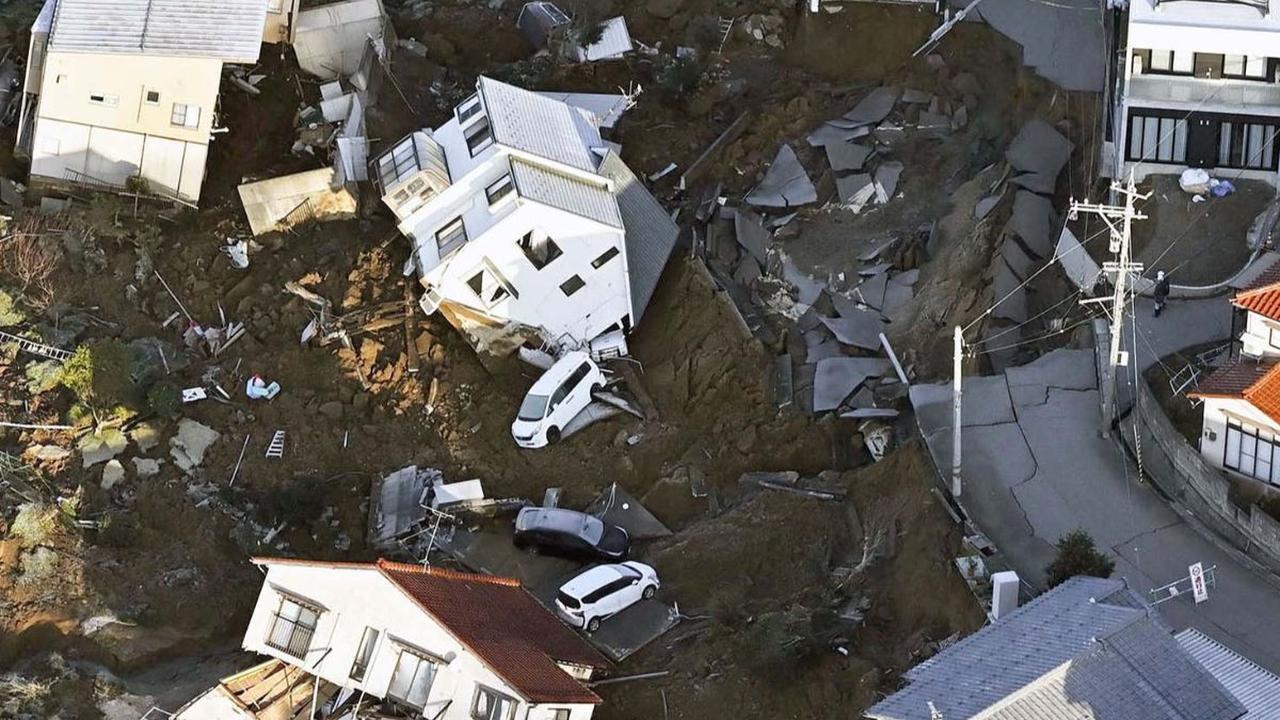 Pandangan udara memperlihatkan kondisi sejumlah bangunan, mobil, dan jalanan yang runtuh setelah terjadi gempa besar berkekuatan 7,5 magnitudo di Kanazawa, Prefektur Ishikawa, Jepang, pada 2 Januari 2024.&nbsp;Gempa yang berpusat tak jauh dari Noto, Prefe