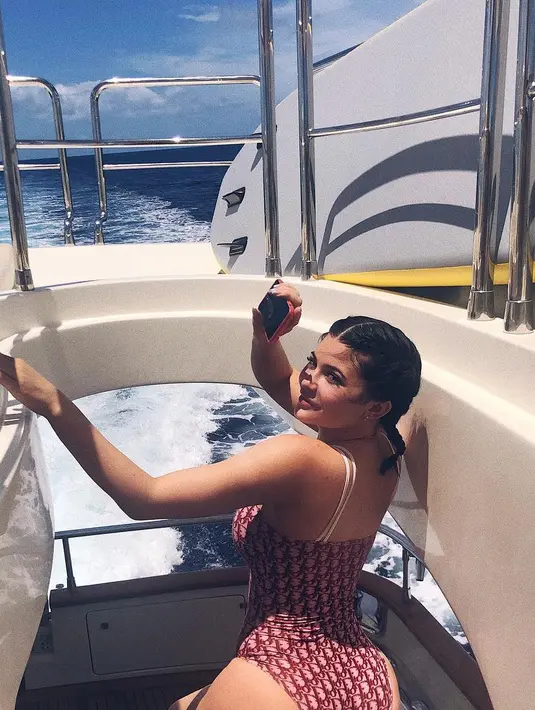 Kylie Jenner bahkan mengunggah fotonya saat menggunakan bikini. (instagram/kyliejenner)