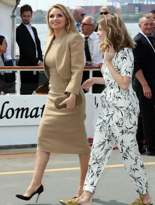 Istri Presiden Meksiko Enrique Pena Nieto, Angelica Rivera meninggalkan kapal setelah melakukan tur bersama sejumlah pasangan kepala negara pada hari pertama KTT G-20 di Hamburg, Jerman, (7/7). (AFP Photo/Pool/Jens Büttner)