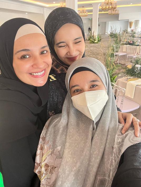 Setiap momen bertemu, Laudya Cynthia Bella, Zaskia dan Shireen Sungkar tak melupakan untuk berpose bareng. (Foto: Instagram/@laudyacynthiabella)