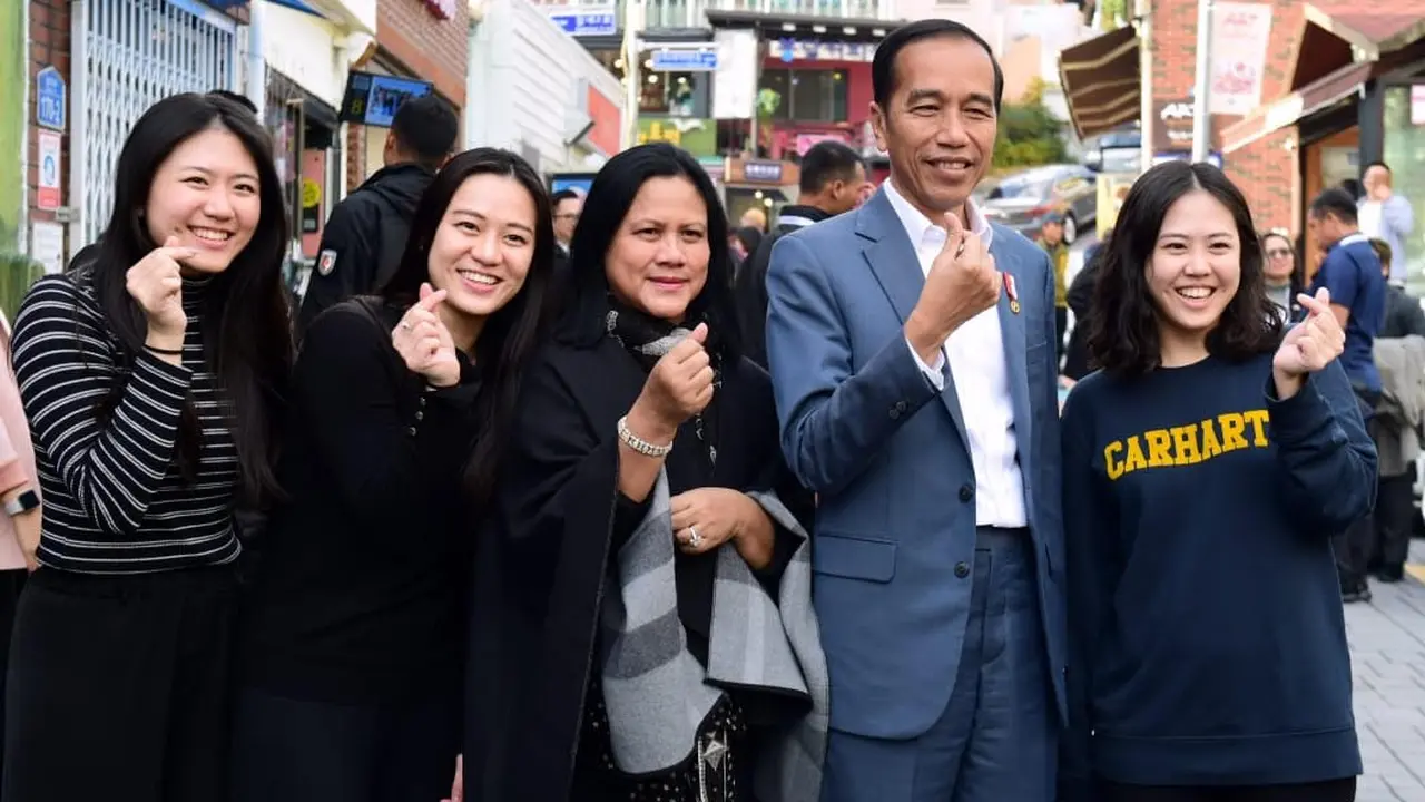 Presiden Joko Widodo atau Jokowi dan Iriana di Busan, Korea Selatan, Minggu (24/11/2019). (Foto: Laily Rachev - Biro Pers Sekretariat Presiden)