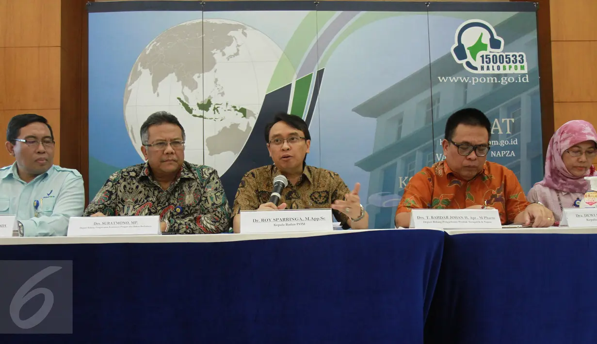 Badan POM menggelar konferensi pers terkait pangan ilegal, Jakarta, Kamis (18/6/2015). Badan POM berhasil menggerebek sebuah gudang  pangan olahan impor ilegal senilai Rp500 Juta di kawasan Pantai Kapuk. (Liputan6.com/Herman Zakharia)