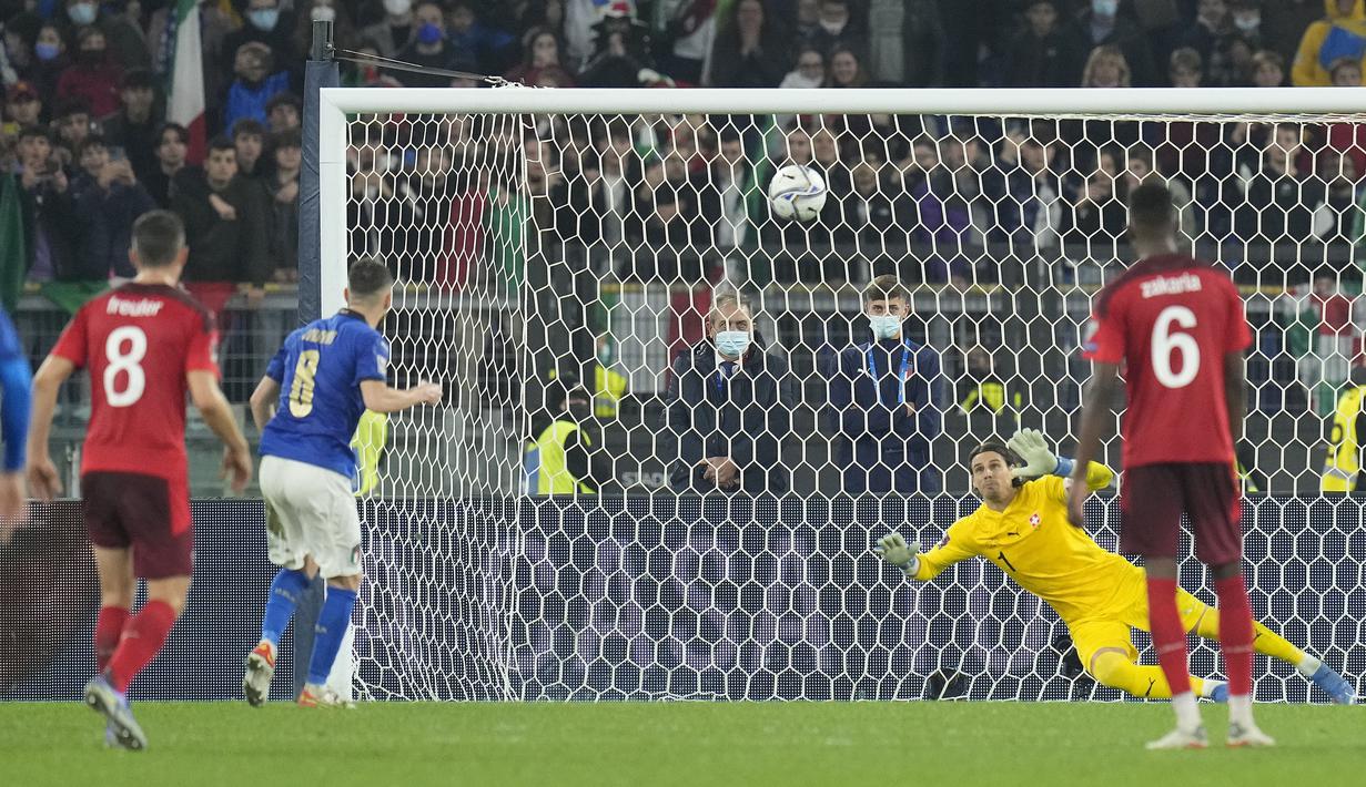 Italia mendapatkan peluang emas pada menit ke-87 ketika Domenico Berardi dijatuhkan oleh Ulisses Garcia di kotak terlarang. Sayangnya, Jorginho yang ditunjuk sebagai eksekutor gagal menunaikan tugasnya. (AP/Gregorio Borgia)