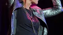 Penampilan vokalis grup band Roxette Marie Fredriksson saat tur di Munich, Jerman, 11 Oktober 2011 . Marie divonis mengidap tumor di bagian otak setelah menjalani MRI. (FRANK LEONHARDT/DPA/AFP)
