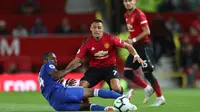 Pemain Manchester United, Alexis Sanchez (tengah) berebut bola dengan pemain Leicester City Ricardo Pereira dalam ajang Liga Inggris di Old Trafford, Manchester, Inggris, Jumat (10/8). MU menang 2-1 atas Leicester City. (AP Photo/Jon Super)