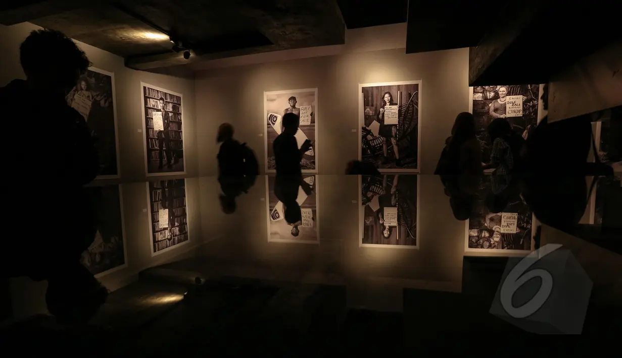 Suasana saat pameran fotografi bertajuk "Laut Luka Blues" di Galeri Foto Jurnalistik Antara , Jakarta, Jumat (22/5/2015). 51 karya foto karya Ismar Patrizki dipamerkan. (Liputan6.com/Faizal Fanani)