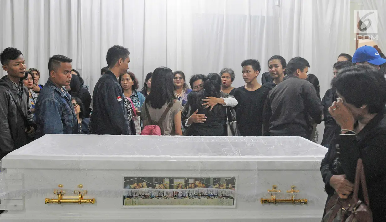 Keluarga dan kerabat almarhum Advent Bangun berada di rumah duka di kawasan Jagakarsa, Jakarta, Sabtu (10/2). Artis senior Advent Bangun meninggal dunia di usia 65 tahun karena menderita diabetes dan komplikasi ginjal. (Liputan6.com/Herman Zakharia)