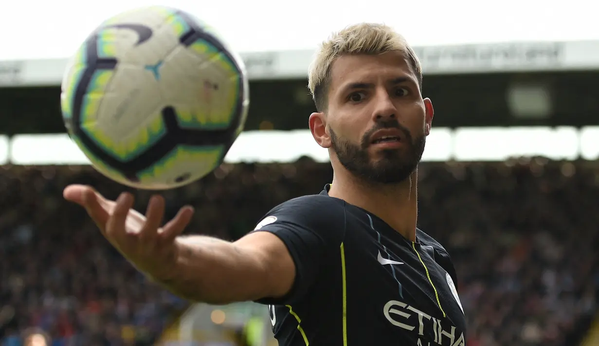 Sergio Aguero. Striker asal Argentina ini mengoleksi 184 gol dan 55 assist dalam 275 laga di Premier League hanya bersama Manchester City. Total 5 trofi Premier League dikoleksinya dalam 10 musim mulai 2011/2012 hingga 2020/2021. Musim 2021/2022 ia hijrah ke Barcelona. (AFP/Oli Scarff)