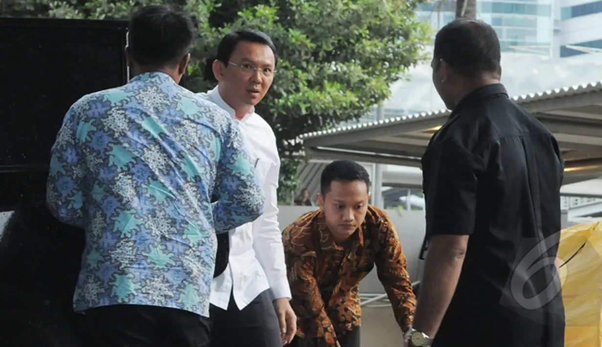 Gubernur DKI Jakarta Basuki Tjahaja Purnama saat tiba di Kantor KPK, Jakarta, Jumat (27/2/2015). Kedatangan Ahok untuk melaporkan temuan dana siluman di Pemerintah Provinsi DKI. (Liputan6.com/Herman Zakharia)