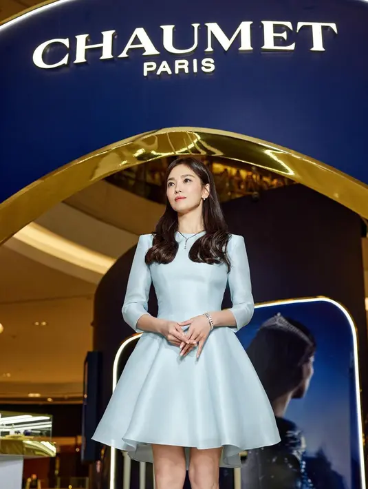 <p>Song Hye Kyo terlihat mengenakan gaun baby blue yang simpel namun elegan dengan rambut tergerai. Dia tampak seperti seorang putri anggun dengan gaya yang manis! (Foto: Instagram/ kyo1122)</p>