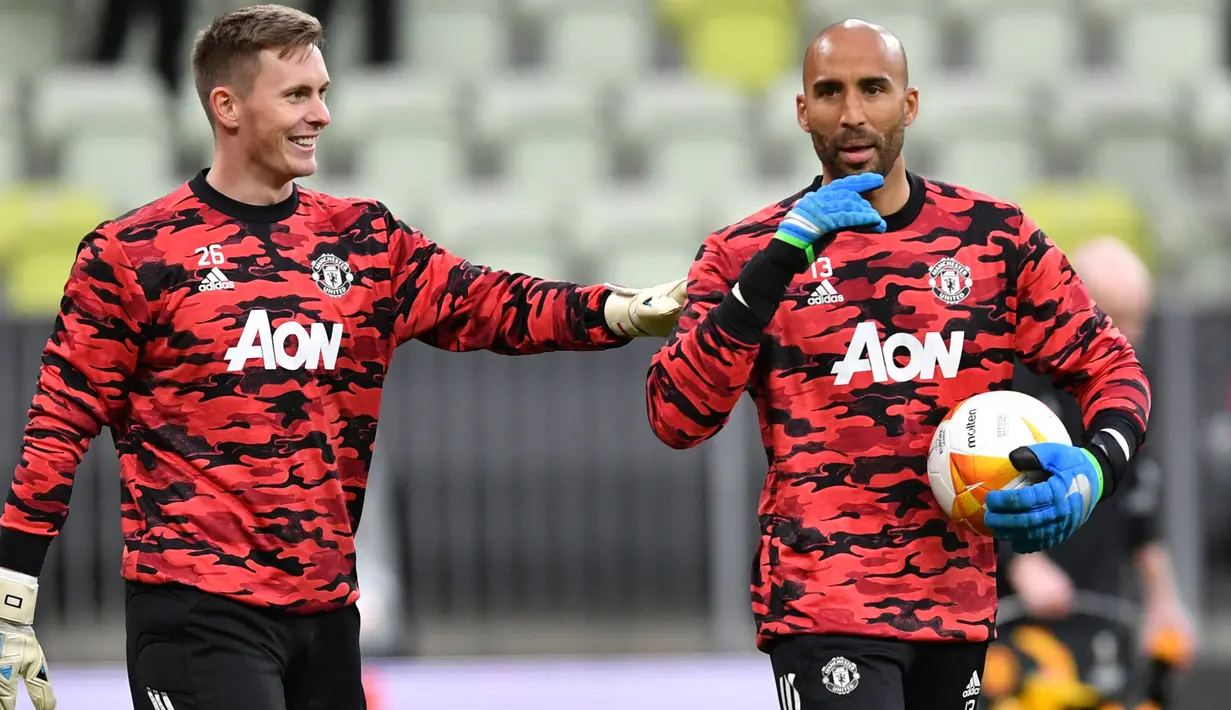 Lee Grant (kanan). Kiper berusia 39 tahun ini didatangkan Manchester United dari Stoke City di awal musim 2018/2019. Hingga kini pemain yang diplot sebagai kiper ke-4 ini baru tampil dua kali. Ia diyakini akan pensiun di akhir musim bertepatan dengan tuntasnya kontrak di MU. (AFP/Pool/Adam Warzawa)