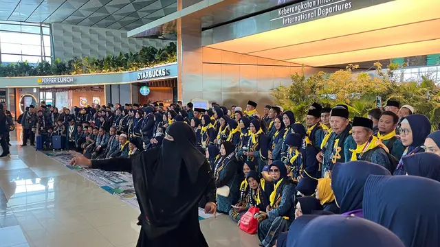 PT Tanur Muthmainnah Tour memberangkatkan 200 jamaah umroh ke Tanah Suci.