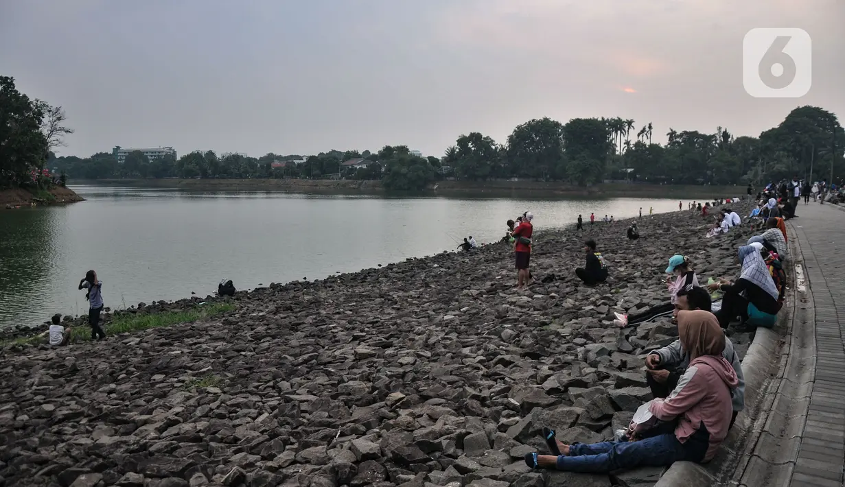 Pengunjung saat menikmati sore di kawasan Situ Gintung, Ciputat, Tangerang Selatan, Minggu (12/3/2023). Situ Gintung masih menjadi wisata alternatif dan sarana olahraga warga dalam menghabiskan akhir pekan bersama keluarga. (Liputan6.com/Iqbal S. Nugroho)