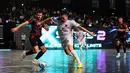 Pemain Lynx Hunters, Supawut (tengah) berusaha melepaskan tembakan dibayangi pemain Grim Reaper, Joao Ortiz dalam laga Futsal X Series 2 di GOR UNJ, Rawamangun, Jakarta, Sabtu (17/01/2026). (Bola.com/Bagaskara Lazuardi)
