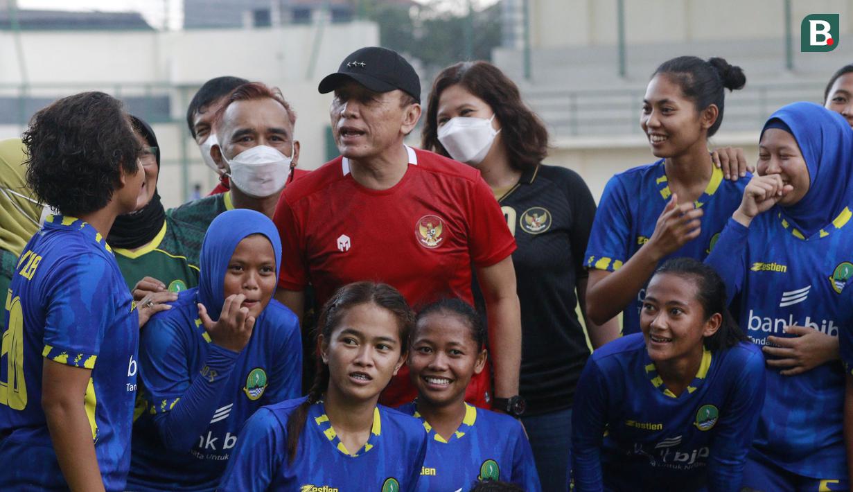 Kehadiran pria yang akrab disapa Iwan Bule itu tidak hanya menonton laga namun juga memberikan motivasi dan semangat untuk para pemain Timnas Putri dan Tim PON Jabar. (Foto: Bola.com/M Iqbal Ichsan)