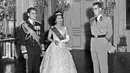 Ki-ka: Raja Thailand Bhumibol Adulyadej, Ratu Sirikit dan Raja Belgia Baudouin I pada Oktober 1960 di Brussels, saat kunjungan resmi mereka ke Belgia. (AFP PHOTO)