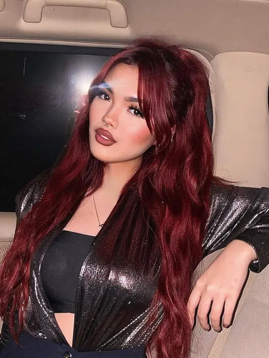 Queennara juga sering tampil dengan makeup yang bold. Seperti terlihat di foto ini, visualnya yang bak boneka dengan rambut merahnya ini terlihat memukau. [Foto: Instagram/queennara_h]