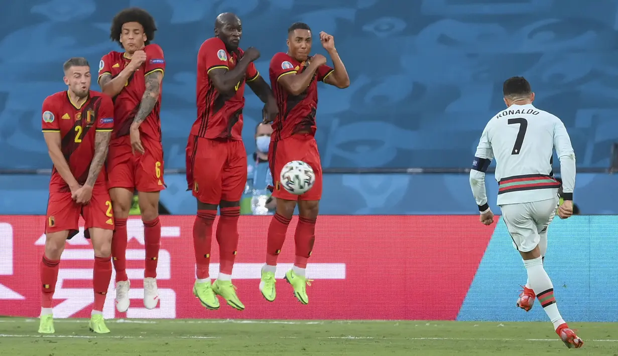 Pada menit ke-25, Cristiano Ronaldo nyaris membawa keunggulan bagi Portugal lewat tendangan bebasnya. Namun bola masih dapat ditepis oleh Thibaut Courtois dan hasil muntahannya tak dapat dimanfaatkan dengan baik oleh Palhinha. (Foto: AP/Pool/Lluis Gene)