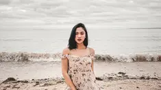 Gadis yang akrab disapa Lala ini dikenal dengan gayanya yang modis. Dalam berbagai pemotretan, Lala biasa tampil dengan berbagai gaya rambut. Misalnya dalam foto yang diunggah pada awal tahun 2019 yang satu ini. Lala tetap cantik meski rambutnya tersapu angin pantai. (Liputan6.com/IG/@lalamarionmj)
