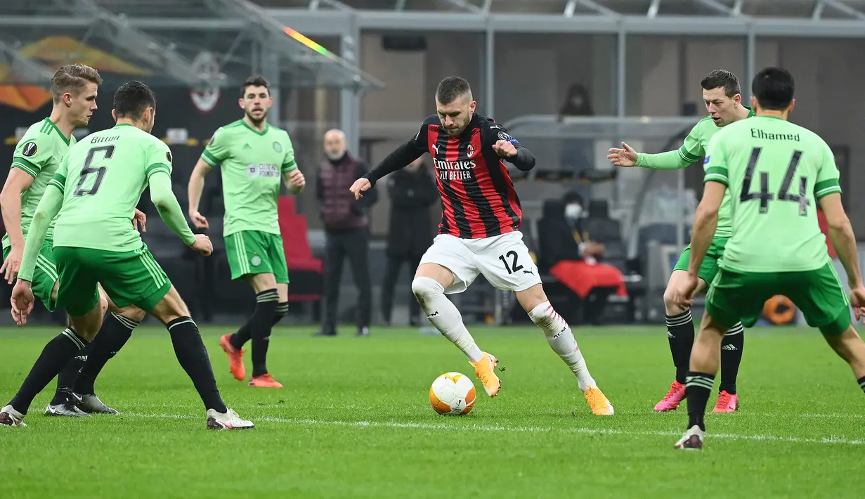 Penyerang AC Milan, Ante Rebic, berebut bola dengan gelandang Celtic, Kristoffer Vassbakk Ajer, pada laga lanjutan Liga Europa di Stadion San Siro, Jumat (4/12/2020) dini hari WIB. AC Milan menang 4-2 atas Celtic. (AFP/Vincenzo Pinto)