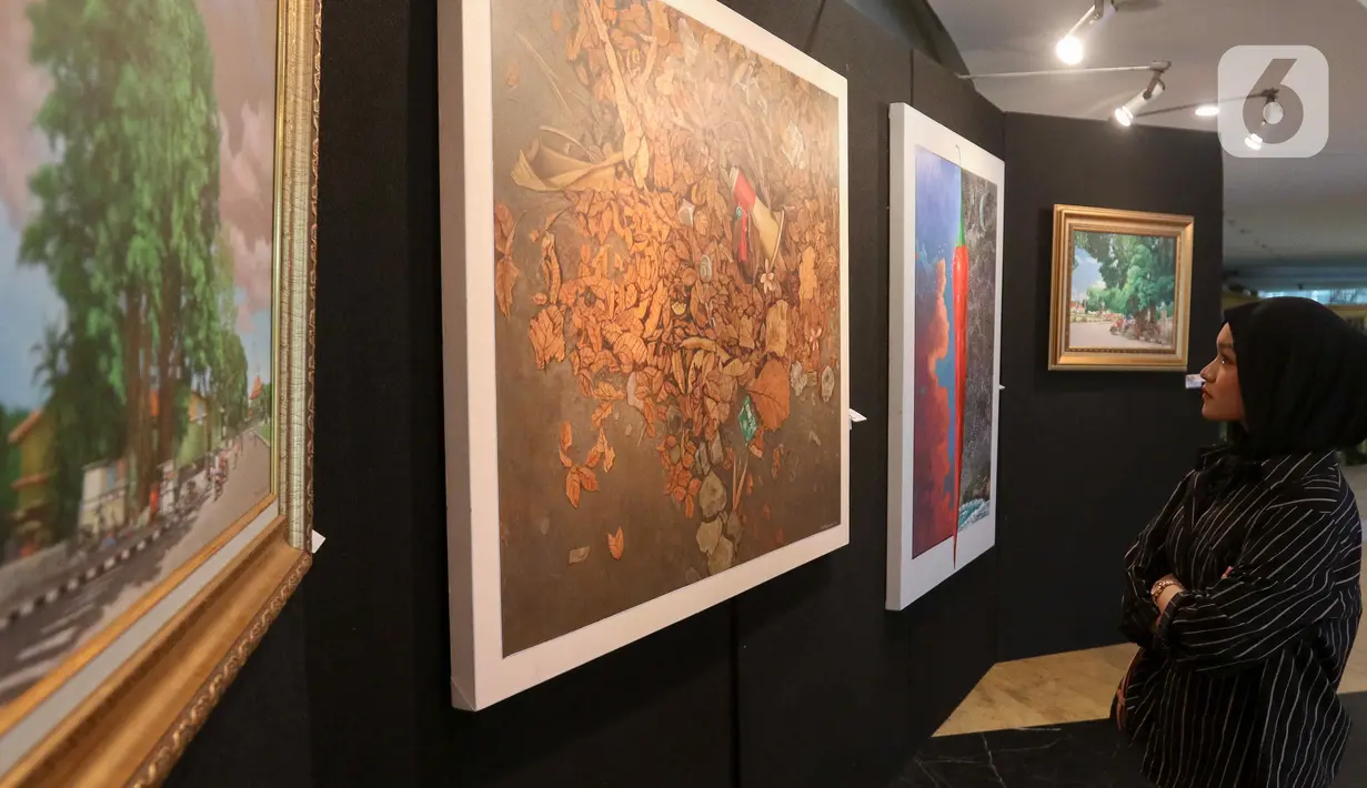 Pengunjung mengamati karya yang dipajang pada pameran seni rupa di Plaza Teater Besar, Taman Ismail Marzuki, Jakarta, Selasa (21/5/2024). (Liputan6.com/Herman Zakharia)