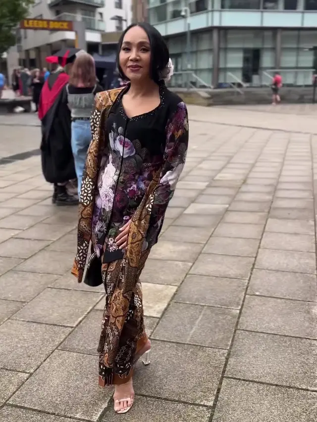 [Fimela] Dewi Gita Berkebaya di Inggris