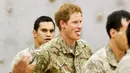 Pangeran Harry mencoba tarian tradisional perang di New Zealand. (Hagen Hopkins/Getty Images/USWeekly)