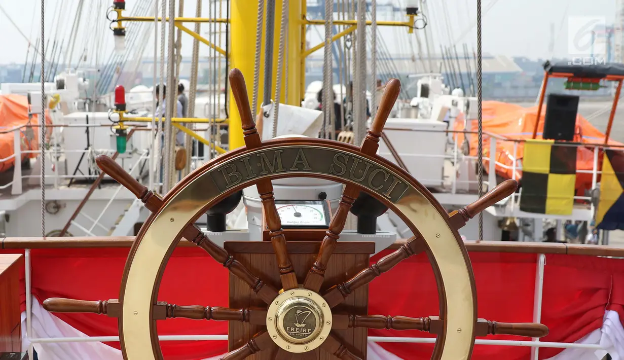 Roda kemudi KRI Bima Suci yang bersandar di Pelabuhan Tanjung Priok, Jakarta Utara, Kamis (16/11). KRI Bima Suci merupakan kapal layar latih bagi taruna pengganti kapal legendaris KRI Dewaruci yang sudah beroperasi sejak 1953. (Liputan6.com/Angga Yuniar)