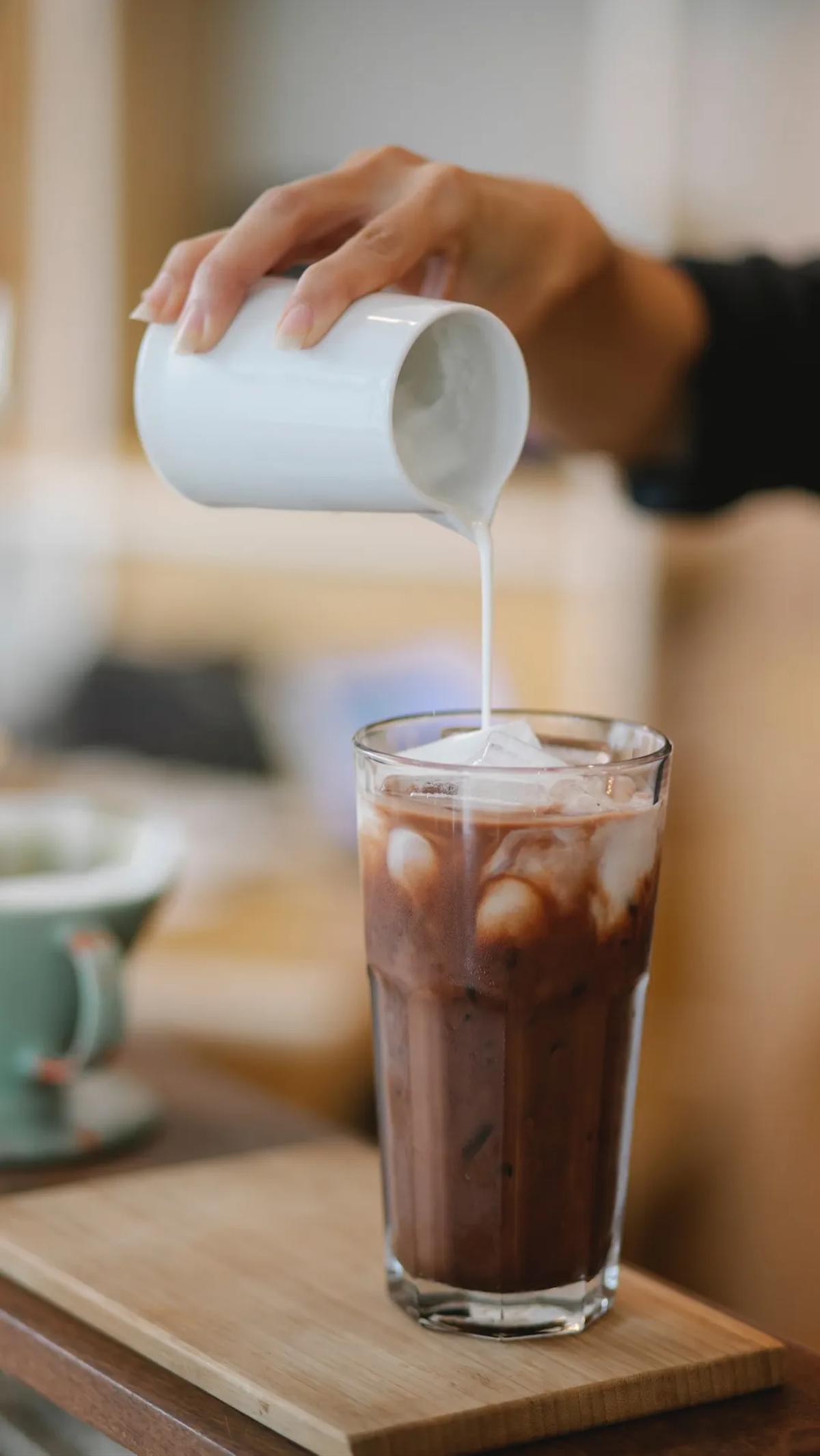 Anda tidak perlu sepenuhnya berhenti minum kopi susu, tetapi Anda perlu mengetahui potensi efek samping yang mungkin terjadi. Pilihlah minuman Anda dengan bijak dan nikmatilah dengan penuh kewaspadaan.