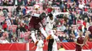 Bek West Ham, Kurt Zouma berebut bola udara dengan pemain Sevilla, Youssef En-Nesyri selama pertandingan leg pertama babak 16 besar Liga Europa di stadion Ramon Sanchez-Pizjuan, Spanyol, Jumat (11/3/2022). Sevilla menang atas West Ham 1-0. (AP Photo/Angel Fernandez)
