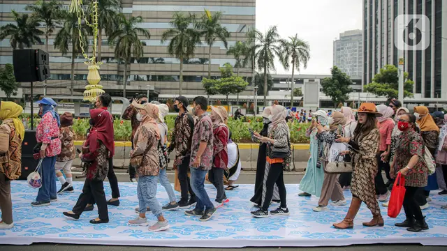 Catwalk Terpanjang Menyambut Hari Batik Nasional 2022