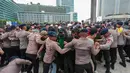 Sejumlah mahasiswa terlibat dorong mendorong saat menggelar aksi unjuk rasa di kawasan Bundaran HI, Jakarta, Rabu (28/10/2026). Mereka menyuarakan pemberantasan korupsi, kolusi, dan nepotisme (KKN), serta reformasi hukum. (KLY/Budy Santoso)