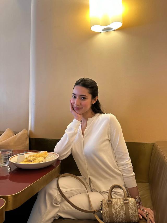 7 Pesona Ameera Khan Pacar Jefri Nichol Berbalut Outfit Serba Putih, Simpel Tapi Fashionable (instagram/littlemisskhan)