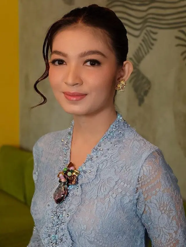 Potret Anggunnya Selvi Ananda Berkebaya Biru saat Dampingi Iriana Jokowi di Pameran UMKM HUT ke-44 Dekranas