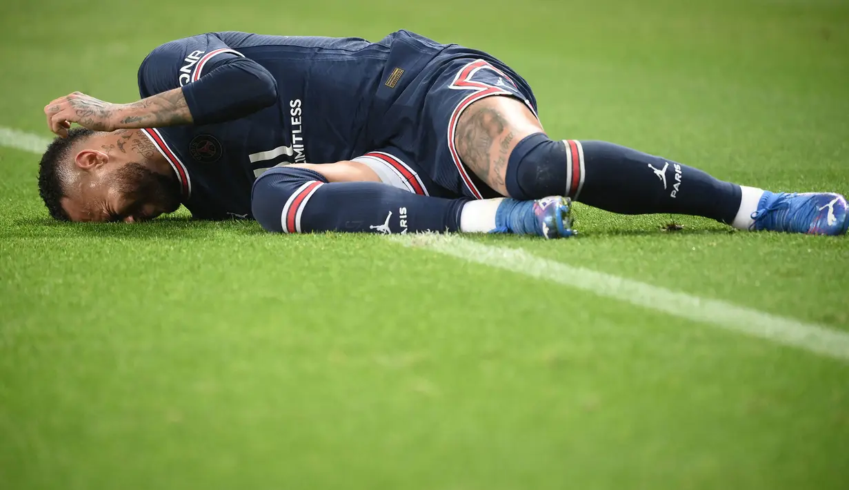Pemain dengan catatan paling sering dilanggar terhitung sejak 2016 adalah Neymar Jr, yaitu 1040 kali. Meski memiliki bakat kontrol dan dribbling yang luar biasa, banyak pihak mengatakan bahwa dirinya sering melakukan diving atau berpura-pura jatuh. (AFP/Franck Fife)
