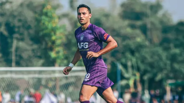 Striker Persik Kediri, Ezra Walian