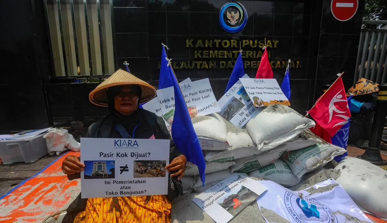 Masyarakat dari Koalisi Rakyat untuk Keadilan Perikanan (KIARA) berunjuk rasa di Kementerian Kelautan dan Perikanan (KKP), Jakarta Pusat, Kamis, (10/10/2024). (merdeka.com/Arie Basuki)